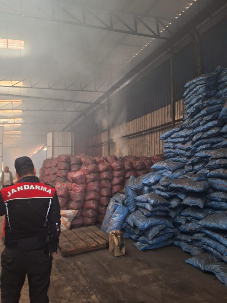 TARSUS YENİCE’DE KÖMÜR DEPOSUNDA YANGIN.