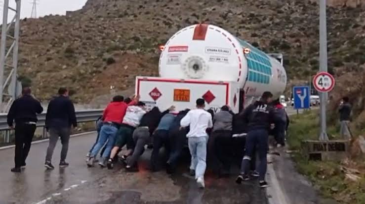 Kaza Yapan Tankeri İterek Yoldan Çektiler.