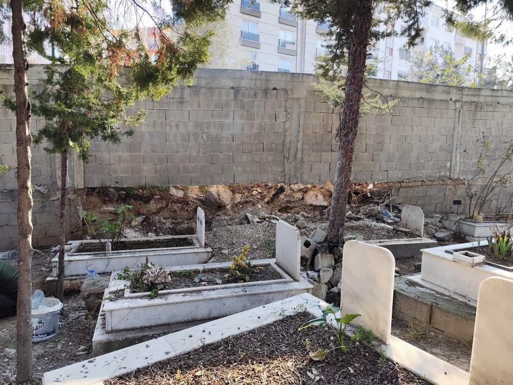 Yalınayak Mahallesi Mezarlığı’nda Görüntüler İçler Acısı
