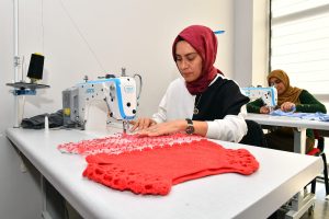 BÜYÜKŞEHİR’İN MERCEK KURSLARINDA KADINLAR DAHA DA GÜÇLENİYOR.