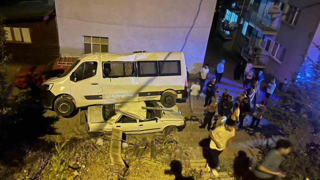 Adana Feke’de akılalmaz kaza: Minibüs freni boşalınca otomobilin üzerine uçtu