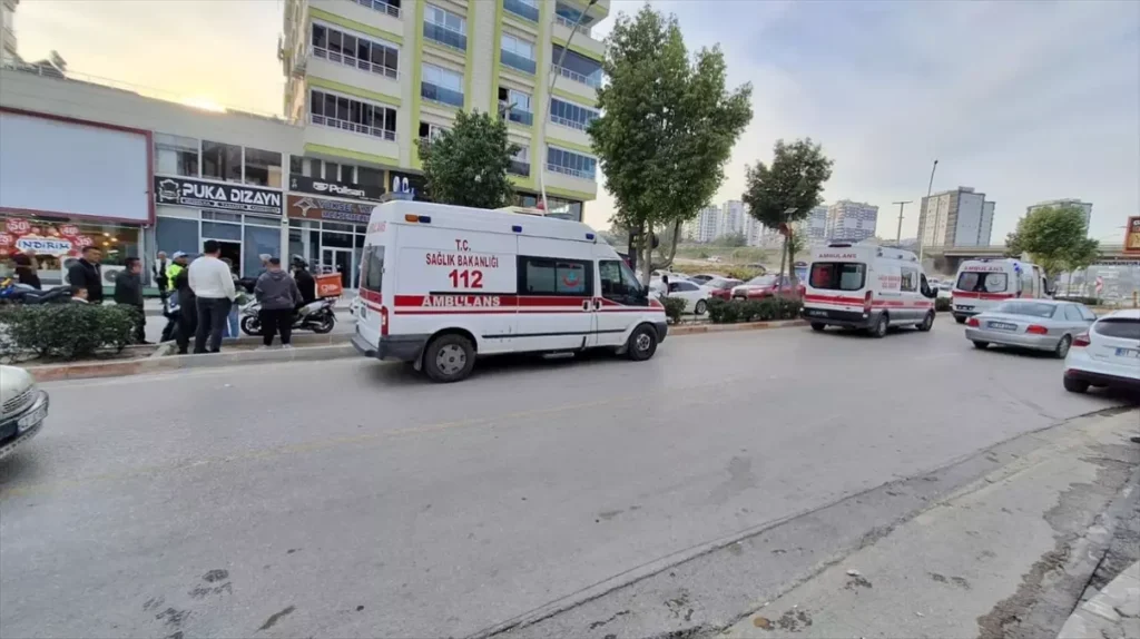 Tarsus’ta Motosiklet Yayalara Çarptı: 3 Yaralı
