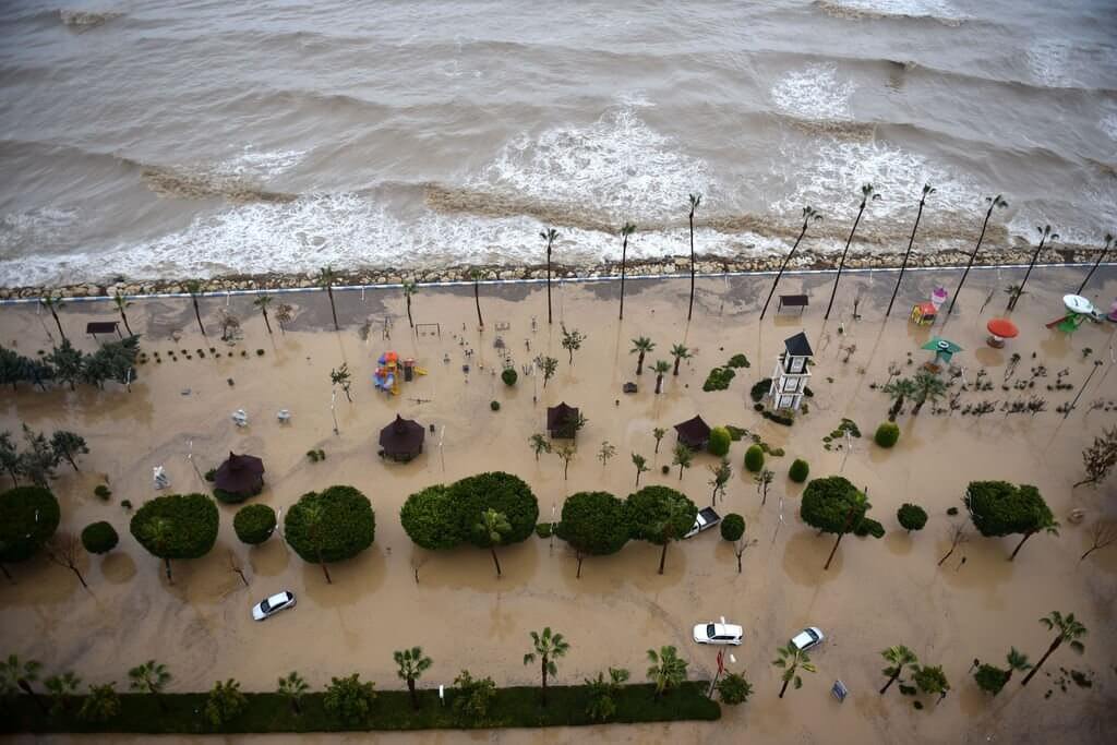 Mersin’de Sel Felaketi: Dereler Taştı, Ev ve İş Yerlerini Su Bastı