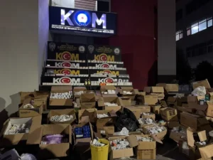 Adana’da Ruhsatsız Depo Operasyonu: 1 Milyon 123 Bin Reçeteli İlaç Ele Geçirildi