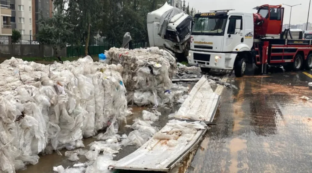 Kontrolden Çıkan Tır Devrildi: Geri Dönüşüm Malzemeleri Yola Saçıldı